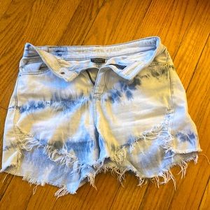 Light wash ripped jean shorts